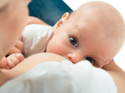 Stillende Mutter mit Baby auf dem Arm. | Foto: shutterstock