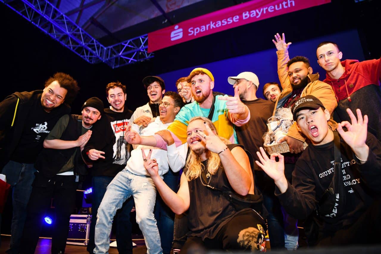 Gruppe junger Sänger auf einer Bühne. | Foto: Max Hörath