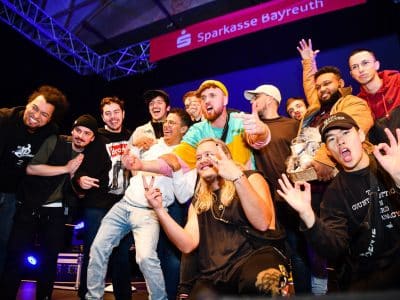 Gruppe junger Sänger auf einer Bühne. | Foto: Max Hörath