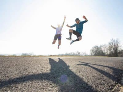 Zwei junge Menschen hüpfen in die Luft. | Foto: Florian Maßen