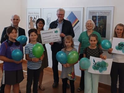 OB Ebersberger mit Kindern und Vertreterinnen des Vereins Montessori.