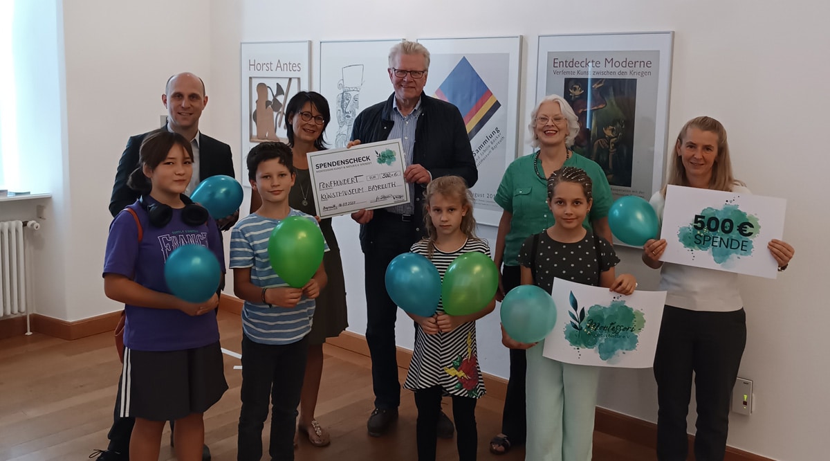 Spendenübergabe OB Ebersberger mit Kindern und Vertreterinnen des Vereins Montessori.