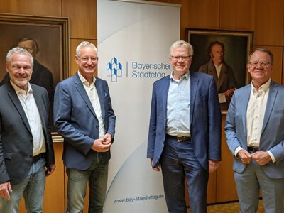 Oberbürgermeister Frank Rebhan, Neustadt b. Coburg, Bezirksvorsitzender für die kreisangehörigen Mitglieder des Bayerischen Städtetags in Oberfranken; Oberbürgermeister Markus Pannermayr, Straubing, Vorsitzender des Bayerischen Städtetags; Oberbürgermeister Thomas Ebersberger, Bayreuth, Bezirksvorsitzender für die kreisfreien Mitglieder des Bayerischen Städtetags in Oberfranken, und Bernd Buckenhofer, Geschäftsführendes Vorstandsmitglied des Bayerischen Städtetags.