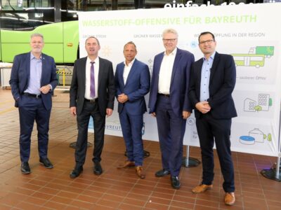 Jürgen Bayer (Stadtwerke-Geschäftsführer), Hubert Aiwanger (Wirtschaftsminister), Thorsten Glauber (Umweltminister), Thomas Ebersberger (Oberbürgermeister und Aufsichtsratsvorsitzender der Stadtwerke), Michael Steinmetz (Leiter Verkehr bei den Stadtwerken).