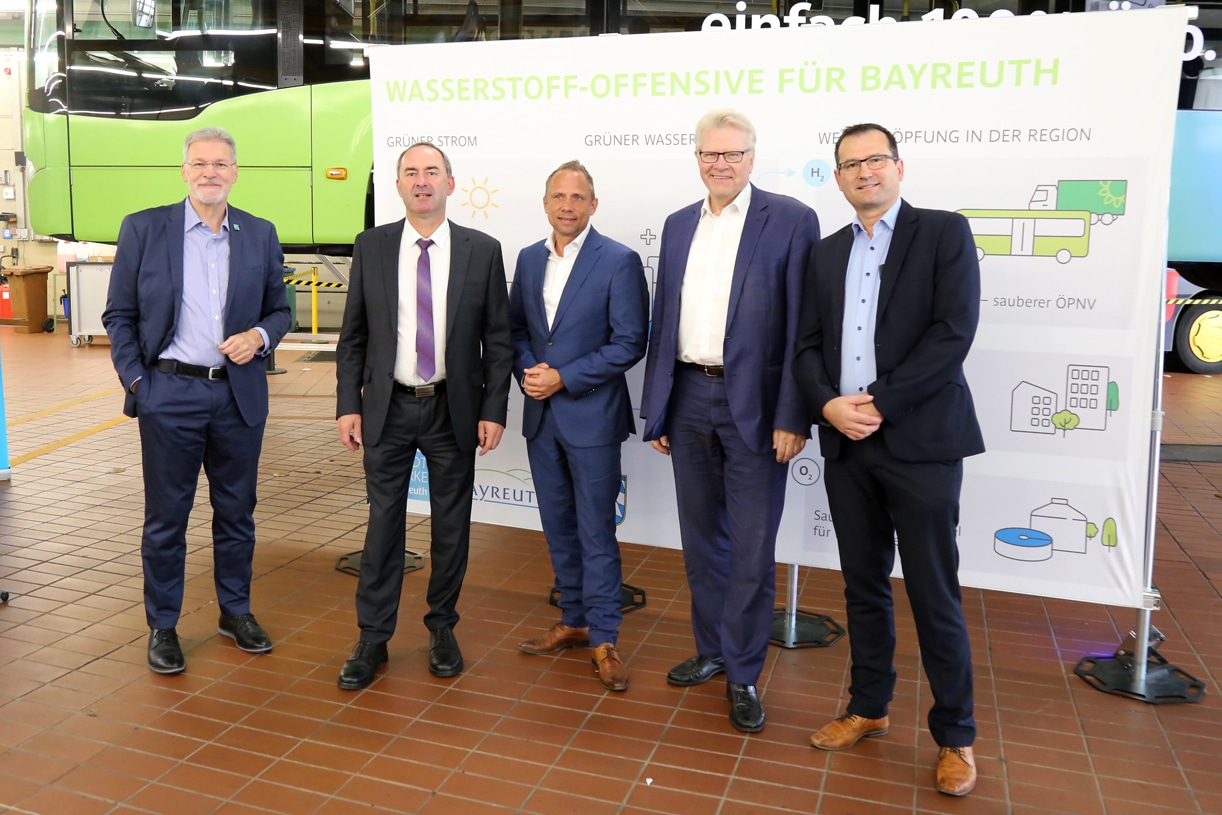 wasserstoff-offensive-stadtwerke-bayreuth Jürgen Bayer (Stadtwerke-Geschäftsführer), Hubert Aiwanger (Wirtschaftsminister), Thorsten Glauber (Umweltminister), Thomas Ebersberger (Oberbürgermeister und Aufsichtsratsvorsitzender der Stadtwerke), Michael Steinmetz (Leiter Verkehr bei den Stadtwerken).