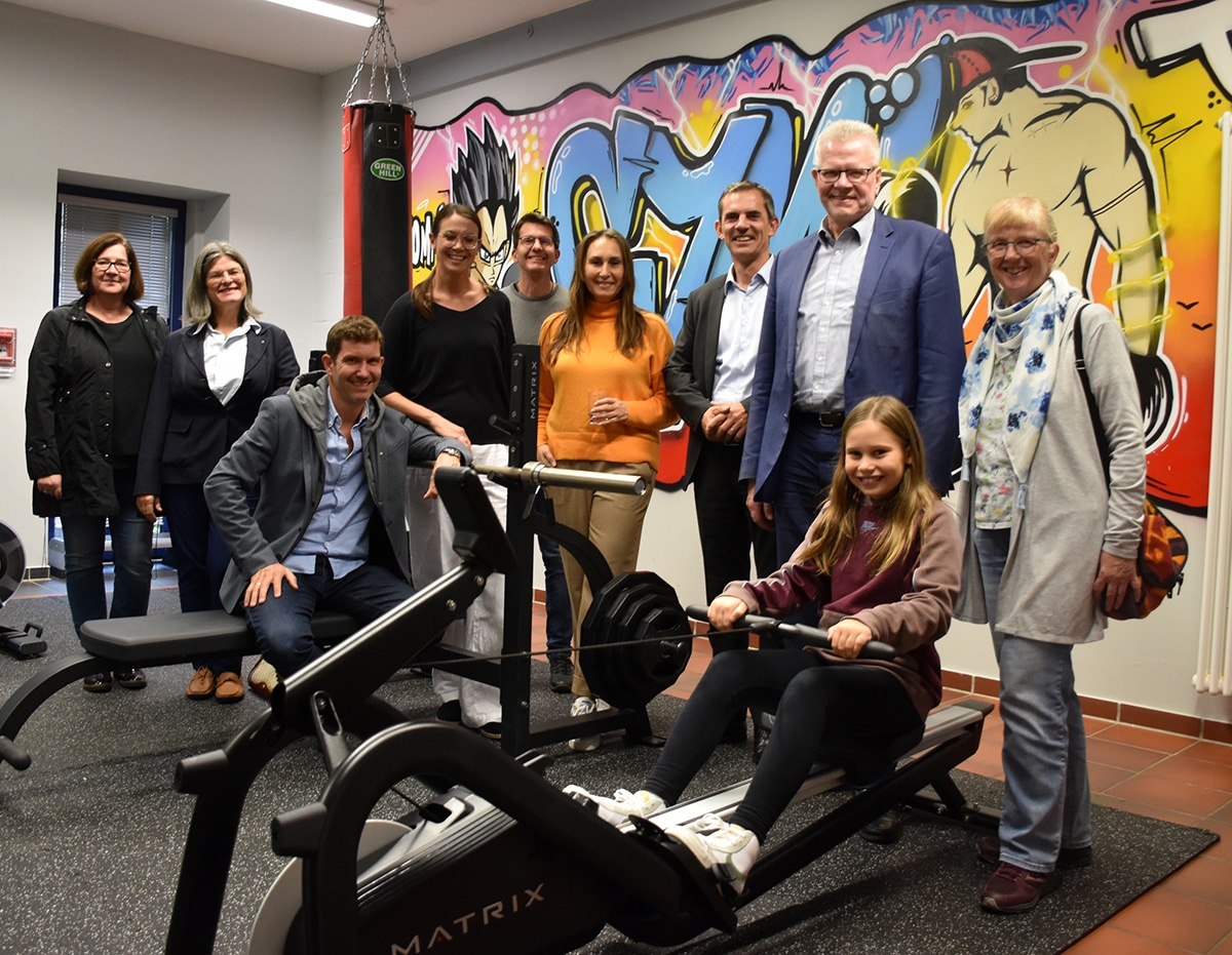 590 Rotary spendet fuer Fitness-Raum Mehrere Menschen stehen um die Fitnessgeräte