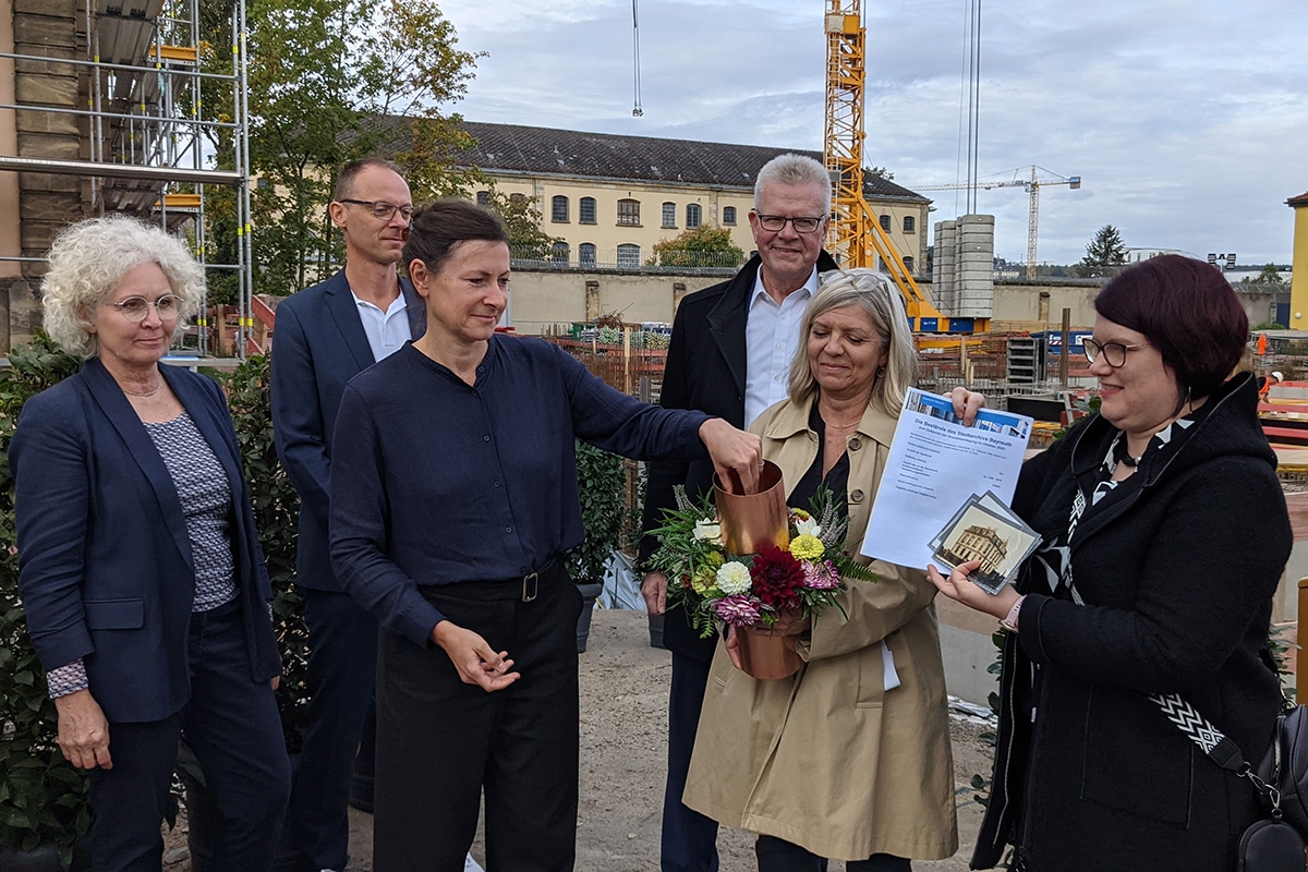 Befüllen die Zeitkapsel anlässlich der Grundsteinlegung (von links): Baureferentin Urte Kelm, Hochbauamtsleiter Björn Chilla, Architektin Birgit Escherich, Oberbürgermeister Thomas Ebersberger, Martina Ruppert, Leiterin des Stadtarchivs, und Carolin Baumann, stellvertretende Leiterin des Stadtarchivs.