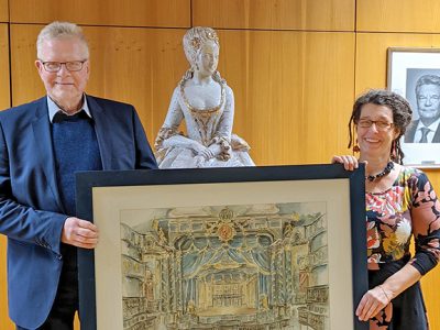 Oberbürgermeister Thomas Ebersberger und Sabine Gollner halten ein Werk der Künstlerin Christel Gollner in der Hand.