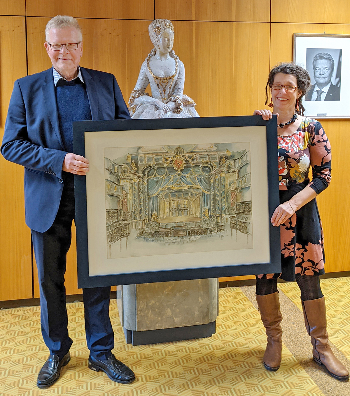 Oberbürgermeister Thomas Ebersberger und Sabine Gollner halten ein Werk der Künstlerin Christel Gollner in der Hand.