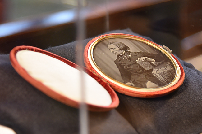 Die Daguerreotypie auf einem grauen Kissen