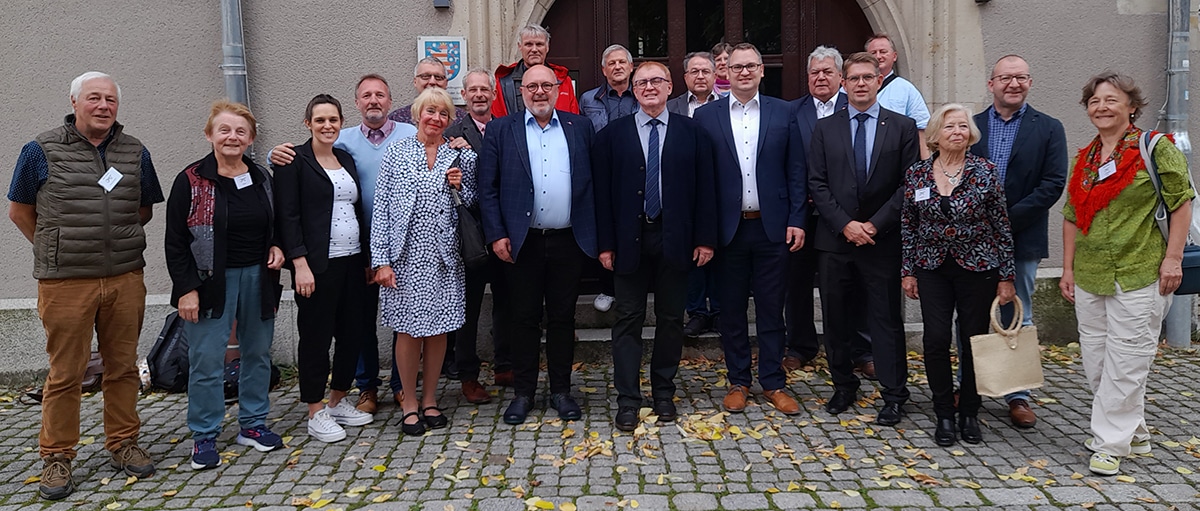 Mehrere Menschen stehen nebeneinander