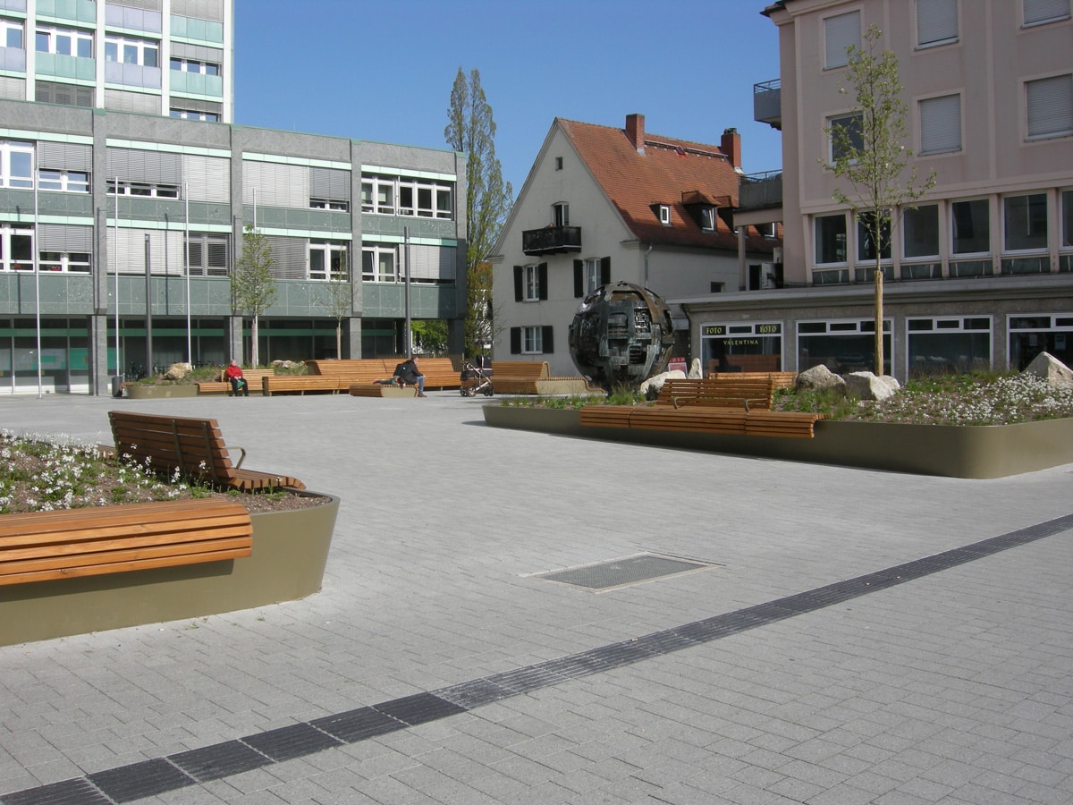 Rathausvorplatz mit Sitzelementen und Grüninseln