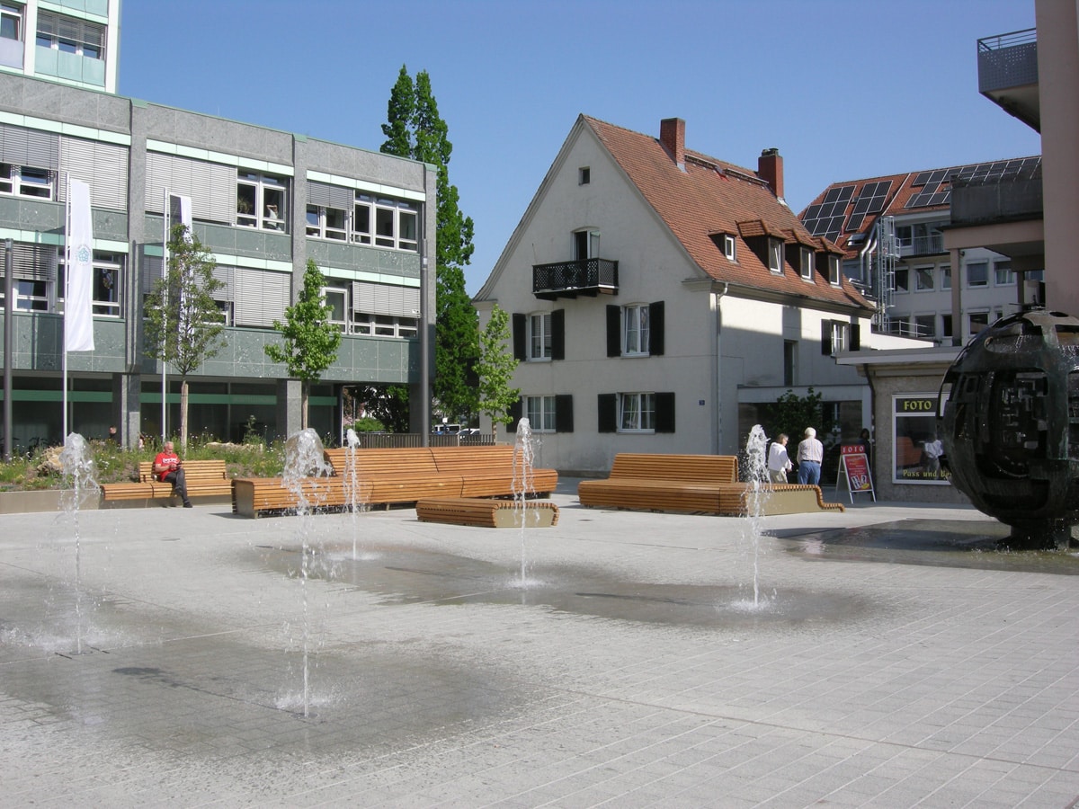 Rathausvorplatz mit Wasserfontänen, Sitzelementen und Grüninseln