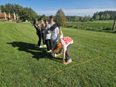 Auszubildende auf der Wiese beim gemeinsamen Teamtraining