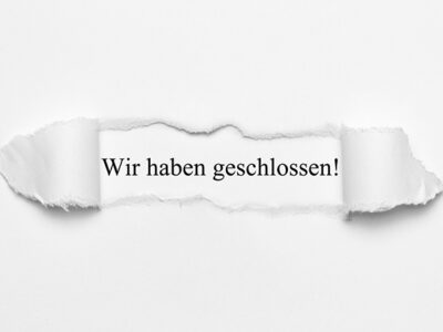 Schild, auf dem "Wir haben geschlossen!" steht