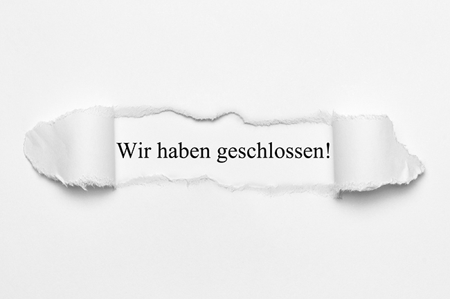 Schild, auf dem "Wir haben geschlossen!" steht
