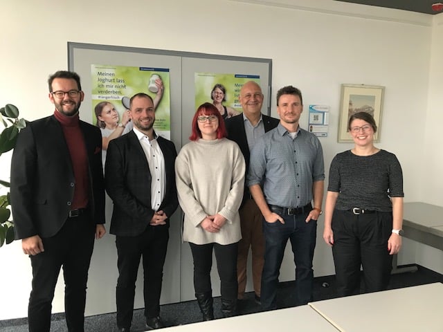 Gruppenbild mit mehreren Personen.