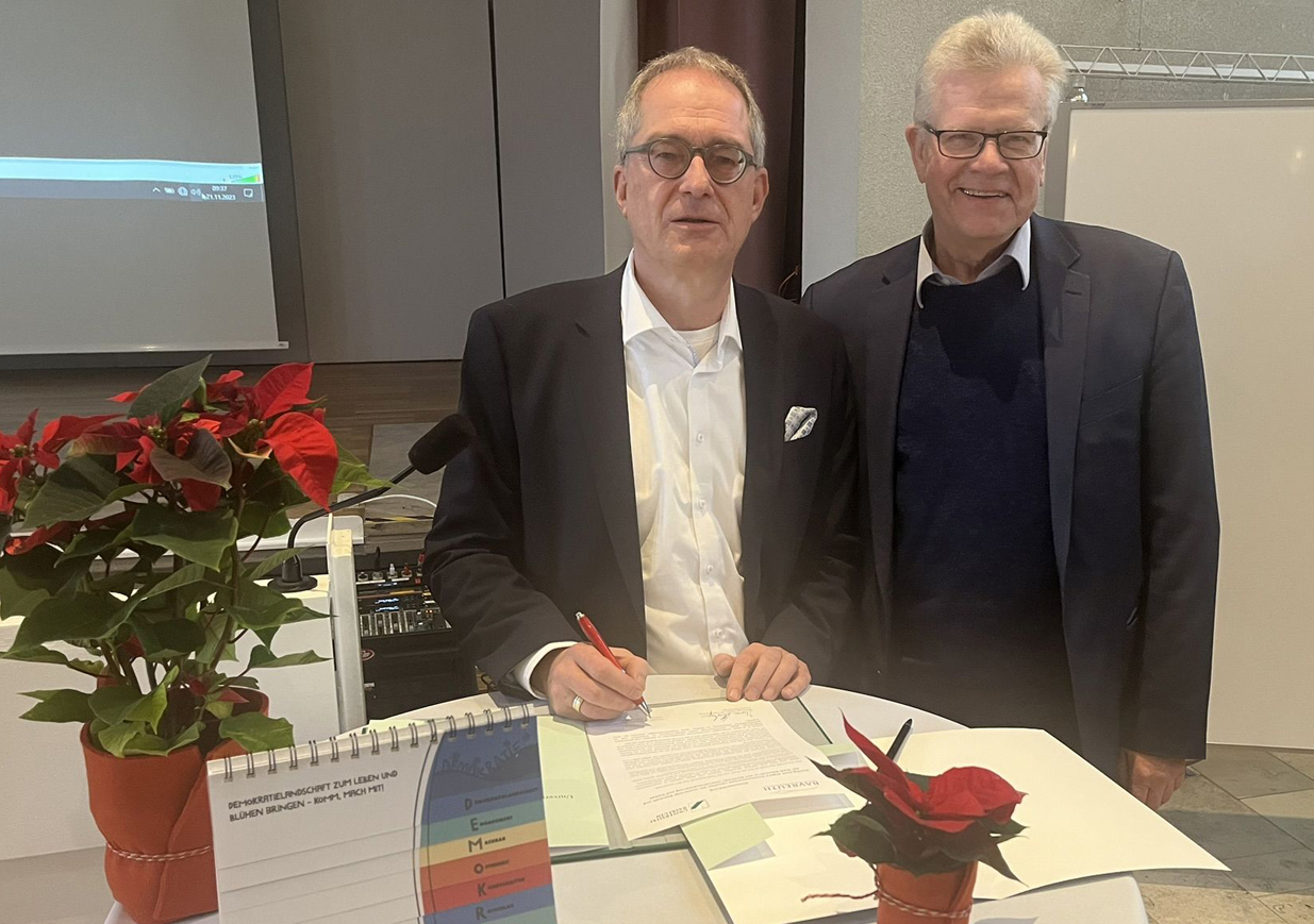 Universitäts-Präsident Prof. Dr. Stefan Leible (links) und Oberbürgermeister Thomas Ebersberger bei der Eröffnung des neuen gemeinsamen Service-Points von Stadt und Universität Bayreuth im RW21. | Foto: Universität Bayreuth