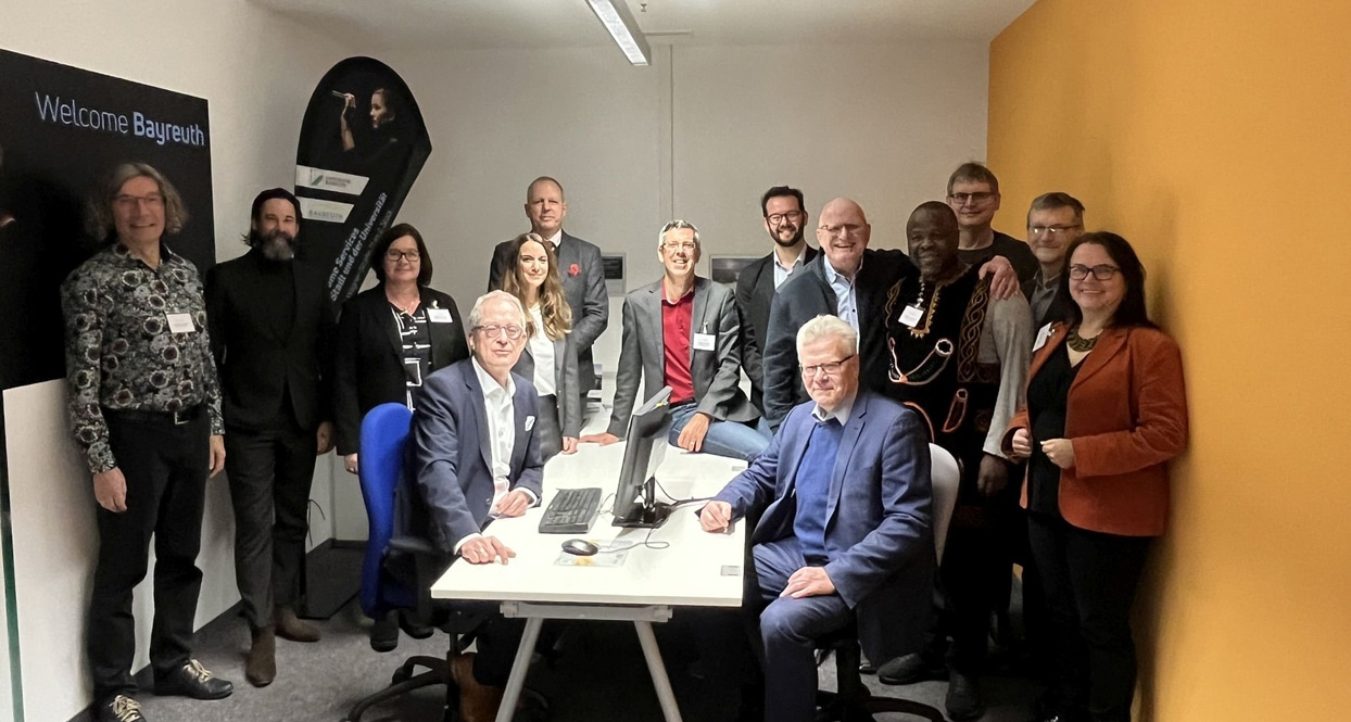 Das Projektteam mit Oberbürgermeister Thomas Ebersberger (vorne rechts) und Universitäts-Präsident Prof. Dr. Stefan Leible. | Foto: Universität Bayreuth