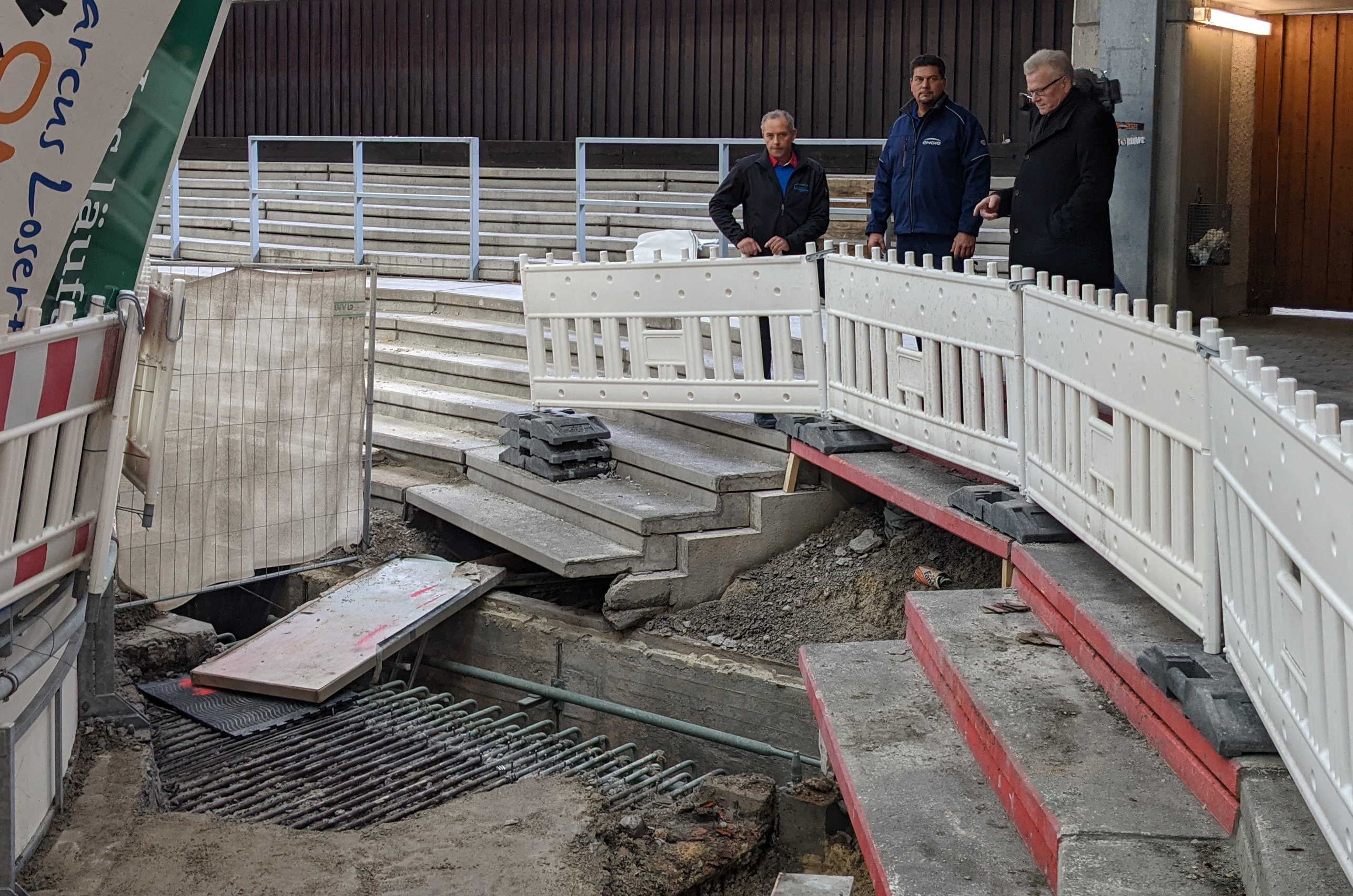Eisstadion-Arbeiten-07.11.2023-10 OB, Zeitler und Möckel begutachten den Schaden