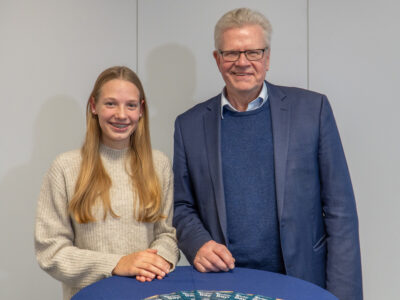 Anna Leykauf steht mit Oberbürgermeister Ebersberger an einem Tisch. | Foto: A. Harbach