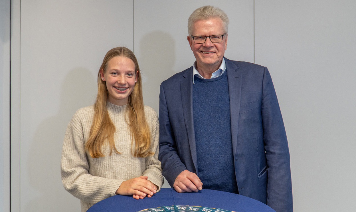 Anna Leykauf steht mit Oberbürgermeister Ebersberger an einem Tisch. | Foto: A. Harbach