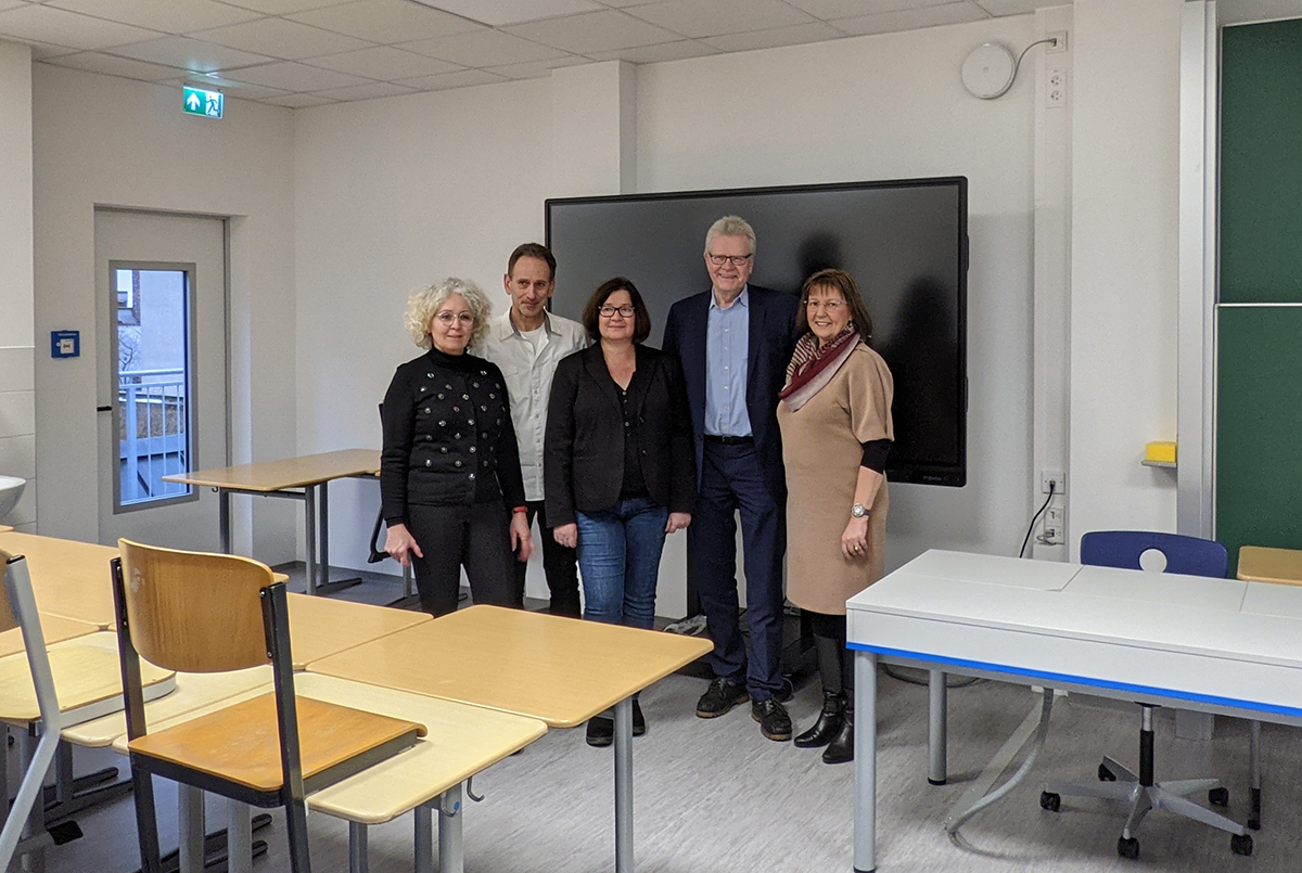 Schulleiterin Ursula Graf, Oberbürgermeister Thomas Ebersberger, Schulreferentin Manuela Brozat, Michael Kraus vom städtischen Hochbauamt und Baureferentin Urte Kelm.