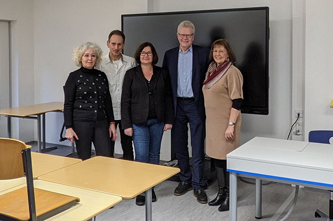 Schulleiterin Ursula Graf, Oberbürgermeister Thomas Ebersberger, Schulreferentin Manuela Brozat, Michael Kraus vom städtischen Hochbauamt und Baureferentin Urte Kelm.