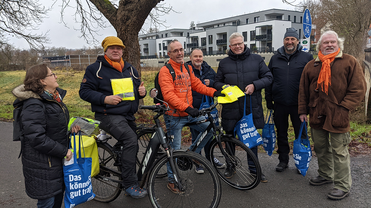 Oberbürgermeister Thomas Ebersberger (3. von rechts) hat die Spende nun auf dem Radweg an der Mistel entgegengenommen und gemeinsam mit Löppert (2. von rechts) und dem Vorsitzenden der SPD-Stadtratsfraktion Thomas Bauske (4. von rechts) einige der gespendeten Westen an vorbeifahrende Radfahrer/innen verteilt.