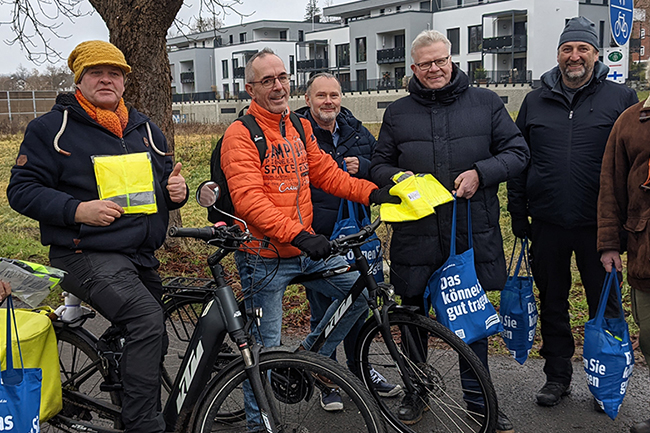 Oberbürgermeister Thomas Ebersberger (3. von rechts) hat die Spende nun auf dem Radweg an der Mistel entgegengenommen und gemeinsam mit Löppert (2. von rechts) und dem Vorsitzenden der SPD-Stadtratsfraktion Thomas Bauske (4. von rechts) einige der gespendeten Westen an vorbeifahrende Radfahrer/innen verteilt.