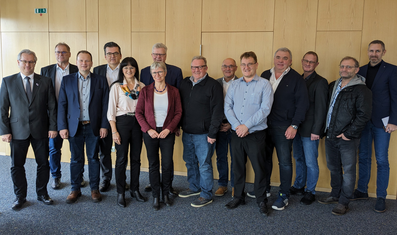 Gruppenfoto mit Bürgermeisters und Landräten. | Foto: Wasserwirtschaftsamt Hof