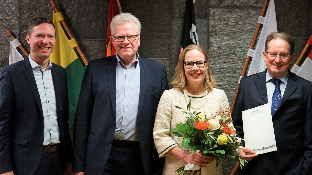 Prof. Dr. Astrid Weyerbrock ist neue Ärztliche Direktorin der Klinikum Bayreuth GmbH. Landrat Florian Wiedemann, Oberbürgermeister Thomas Ebersberger und Dietmar Pawlik, Kaufmännischer Geschäftsführer des Krankenhauses der maximalen Versorgungsstufe (von links), gratulierten ihr. | Foto: Klinikum Bayreuth GmbH