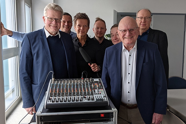 Oberbürgermeister Thomas Ebersberger, Mischa Salzmann, Geschäftsführer „Radio Mainwelle“, Christian Höreth, Redaktionsleiter „Radio Mainwelle“, Bernd Rasser, Geschäftsleiter „Radio Mainwelle“, Peter Maisel, Geschäftsführer TMT, Berufsmäßiger Stadtrat Ulrich Pfeifer und Michael Schlie von TMT stehen hinter dem mobilen Sendegerät.