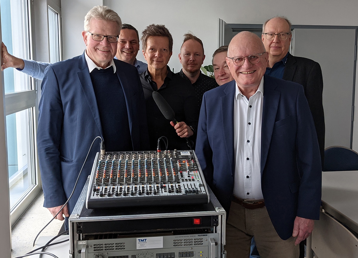 Oberbürgermeister Thomas Ebersberger, Mischa Salzmann, Geschäftsführer „Radio Mainwelle“, Christian Höreth, Redaktionsleiter „Radio Mainwelle“, Bernd Rasser, Geschäftsleiter „Radio Mainwelle“, Peter Maisel, Geschäftsführer TMT, Berufsmäßiger Stadtrat Ulrich Pfeifer und Michael Schlie von TMT stehen vor dem mobilen Sendegerät.