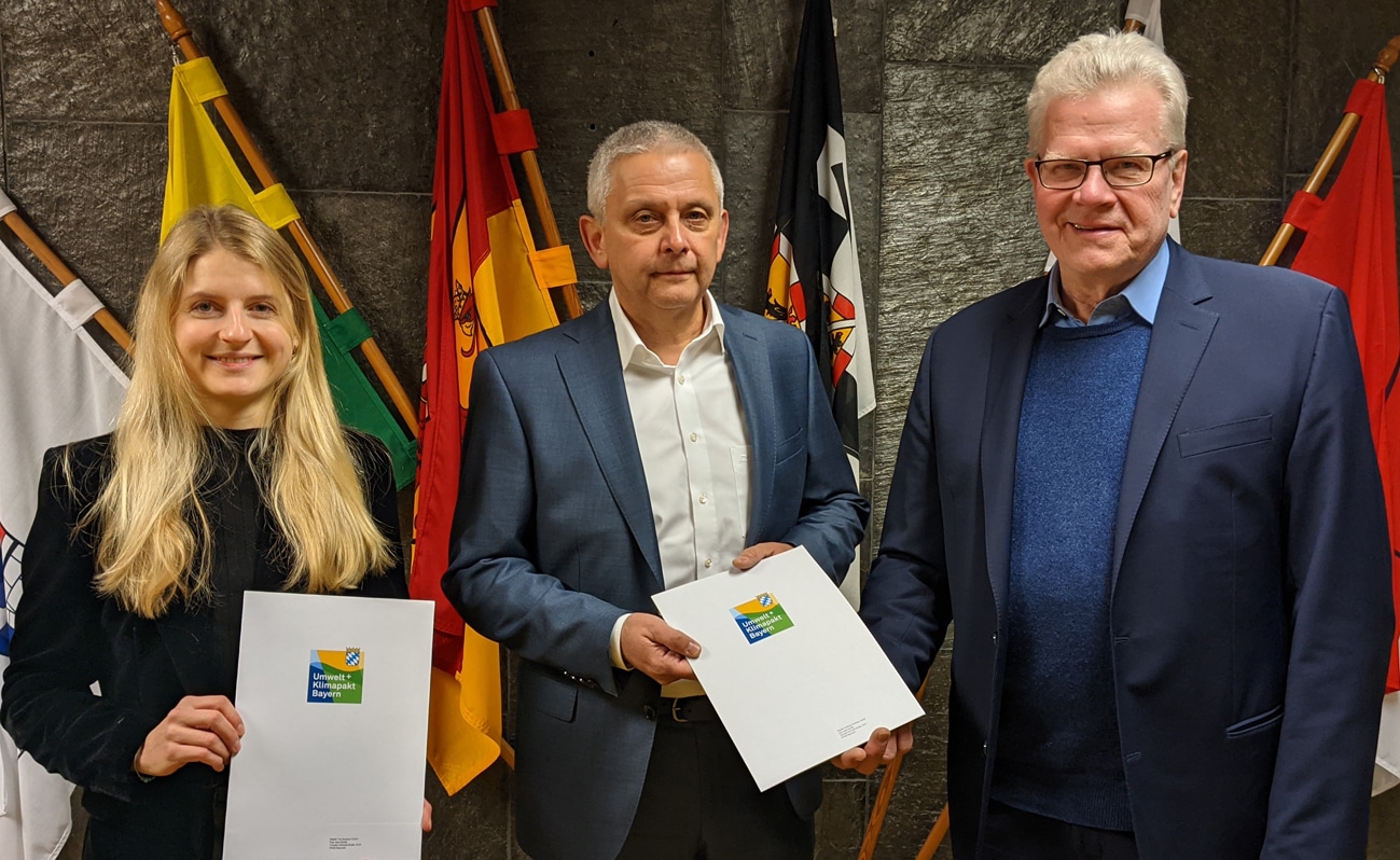 Zwei Vertreter des Unternehmens Stäubli und OB Ebersberger stehen im Rathaus-Foyer.