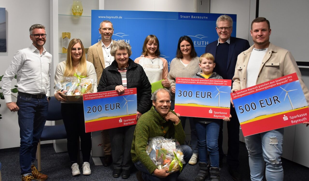 An die Gewinnerinnen und Gewinner des Gewinnspiels zum Thema Vermeidung von Lebensmittelverschwendung überreichte Oberbürgermeister Ebersberger gemeinsam mit Markus Zweck von der Sparkasse Bayreuth und Jan Koch von den Stadtwerken Geldpreise, Gutscheine für regionale Gemüsekisten und Klimaschutz-Überraschungspakete. Unser Foto zeigt (von links): Jan Koch, Maria Frisch, Markus Zweck, Marie Rösner, Leonie Bock, Nicole Pohrer, Kilian Raum, Oberbürgermeister Thomas Ebersberger, Alexander Weber und Harald Pilar von Pilchau (vorn). | Foto: Stadt Bayreuth