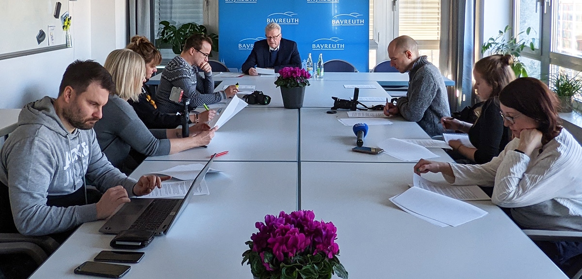 Oberbürgermeister Thomas Ebersberger berichtet den anwesenden Journalisten