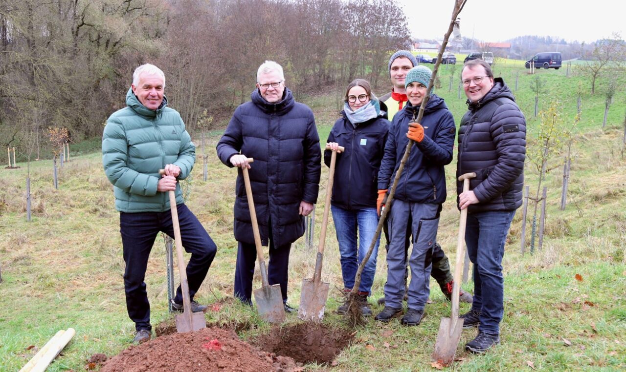 Von links: Rainer Prischenk (Bereichsleiter ‚Ernährung und Landwirtschaft‘ bei der Regierung von Oberfranken) , Oberbürgermeister Thomas Ebersberger, Helena Skrobranek (Stadtwerke Bayreuth, betriebliche Nachhaltigkeitsprojekte), Martin Stula (Referent, Gemeinde Kürnach), Iris Prey (Mitarbeiterin im Sachgebiet ‚Bildung in der Landwirtschaft‘ der Regierung von Oberfranken) und Guido Müller (Stadtwerke Bayreuth, Leiter Netzbetrieb).
