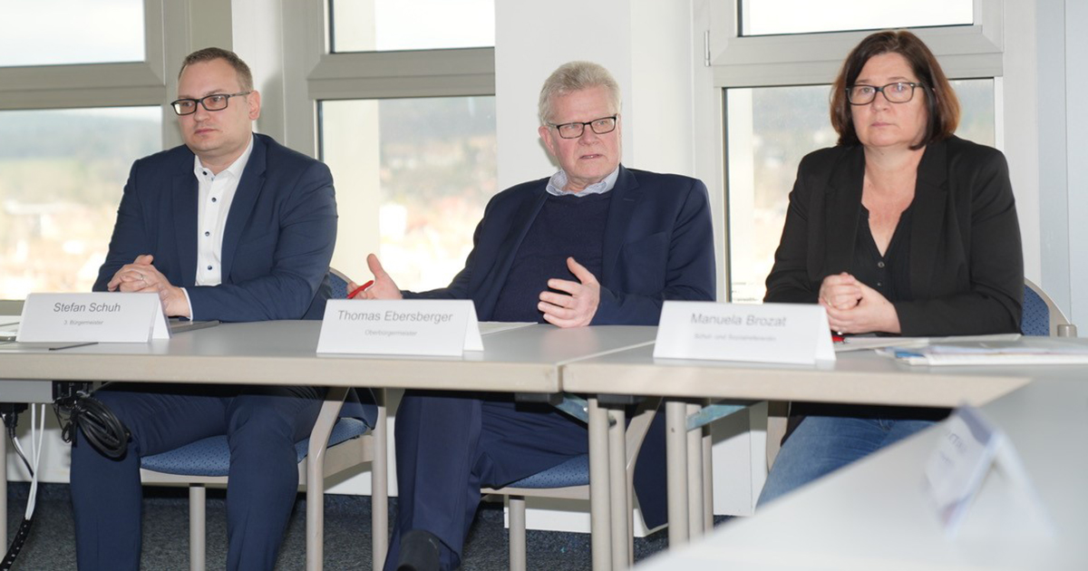 Oberbürgermeister Thomas Ebersberger informiert mit 3. Bürgermeister Stefan Schuh und Schulreferentin Manuela Brozat über die Platzsituation der Gymnasien im Stadtgebiet.