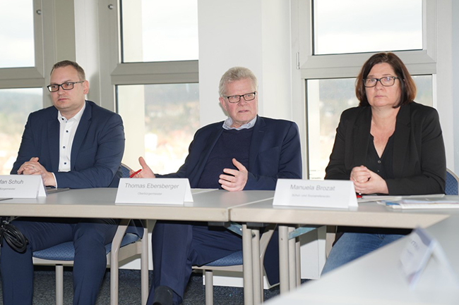 Oberbürgermeister Thomas Ebersberger informiert mit 3. Bürgermeister Stefan Schuh und Schulreferentin Manuela Brozat über die Platzsituation der Gymnasien im Stadtgebiet.