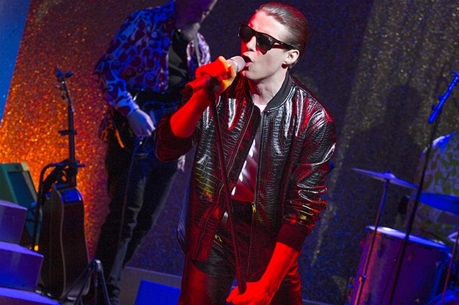Schlagersänger mit Sonnenbrille und Mikrofon