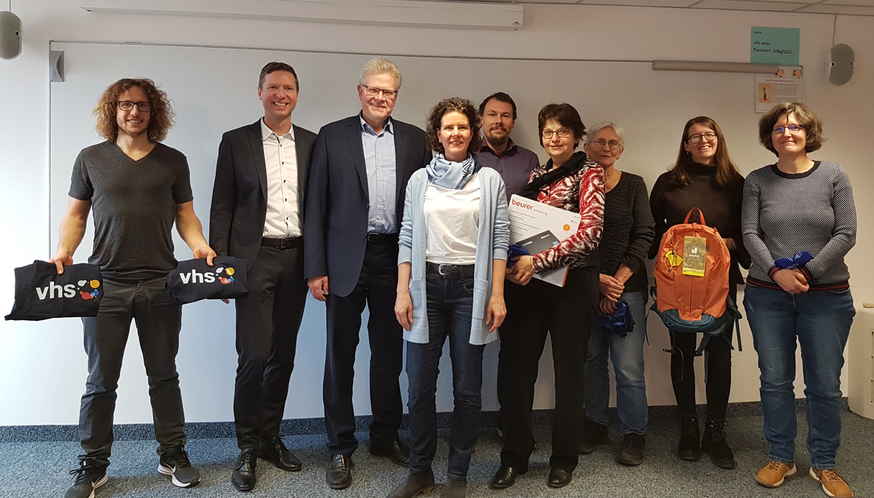 Preisübergabe in der Volkshochschule (von links): Ludwig Hagel, Landrat Florian Wiedemann, Oberbürgermeister Thomas Ebersberger, Melanie Vogt, Hubert Hagen, Waltraud Deinlein, Sigrid Herold, Claudia Abendroth, Christiane Ring. | Foto: Stadt Bayreuth