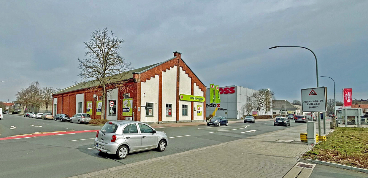 Ein Auto fährt auf der Justus-Liebig-Straße in Bayreuth.