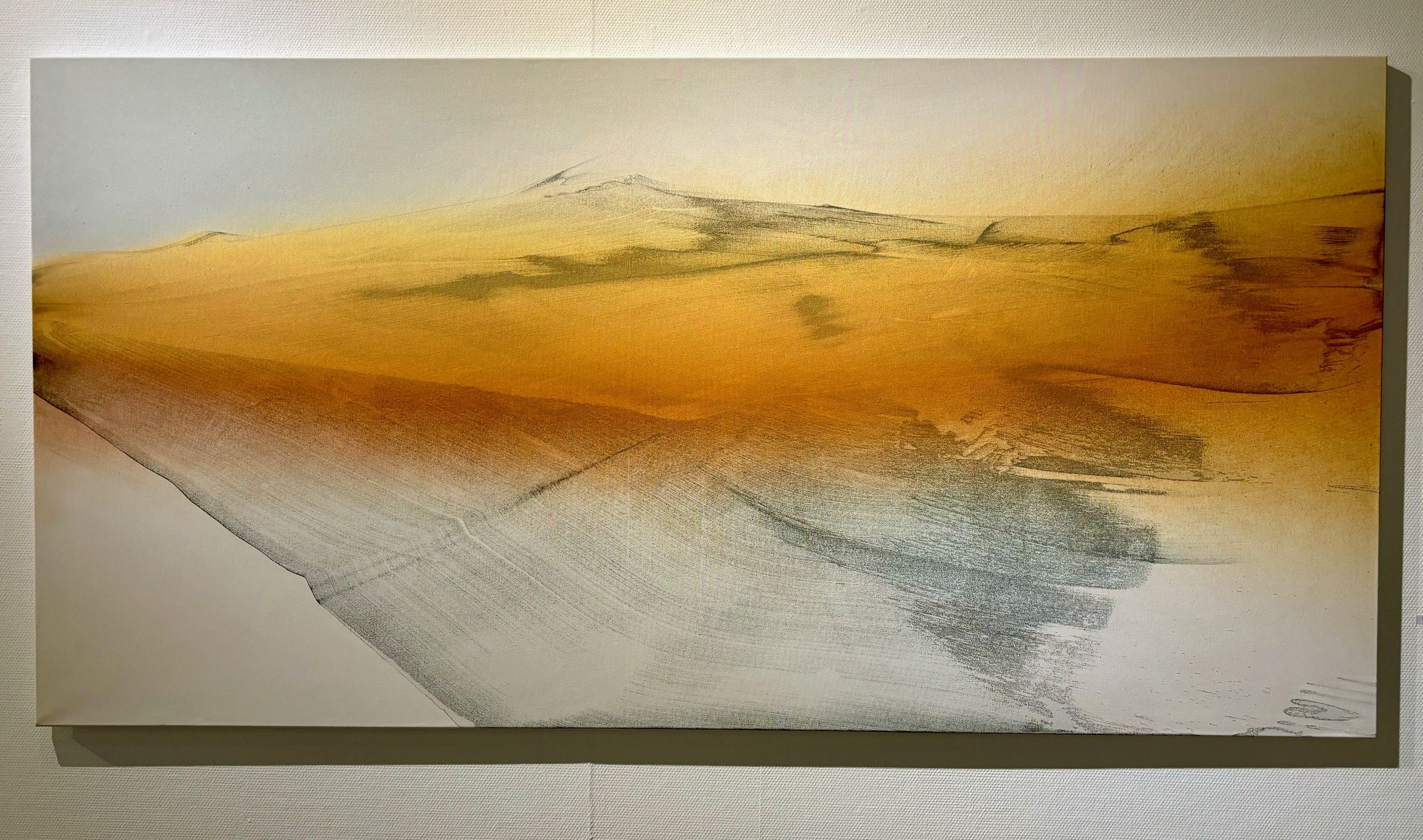 „Wide Orange“ ist im Jahr 2023 entstanden. Die Künstlerin Simone Distler hat das Gemälde in Mischtechnik auf Leinwand geschaffen.