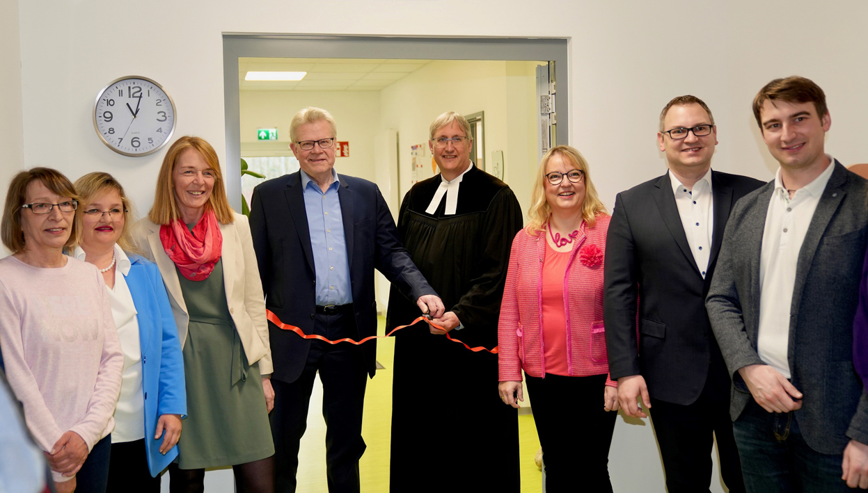 Sie freuen sich über das neue Betreuungsangebot in St. Johannis (von rechts): Pastoralreferent Andreas Fleischer, Dritter Bürgermeister Stefan Schuh, Hortleiterin Sabine Seifert, Pfarrer evang. Gemeinde St. Johannis Christian Aschoff, Oberbürgermeister Thomas Ebersberger, Schulleiterin Katja Färber, Uschi Aschoff von der evang. Gemeinde und Rita Maiwald (Hort).