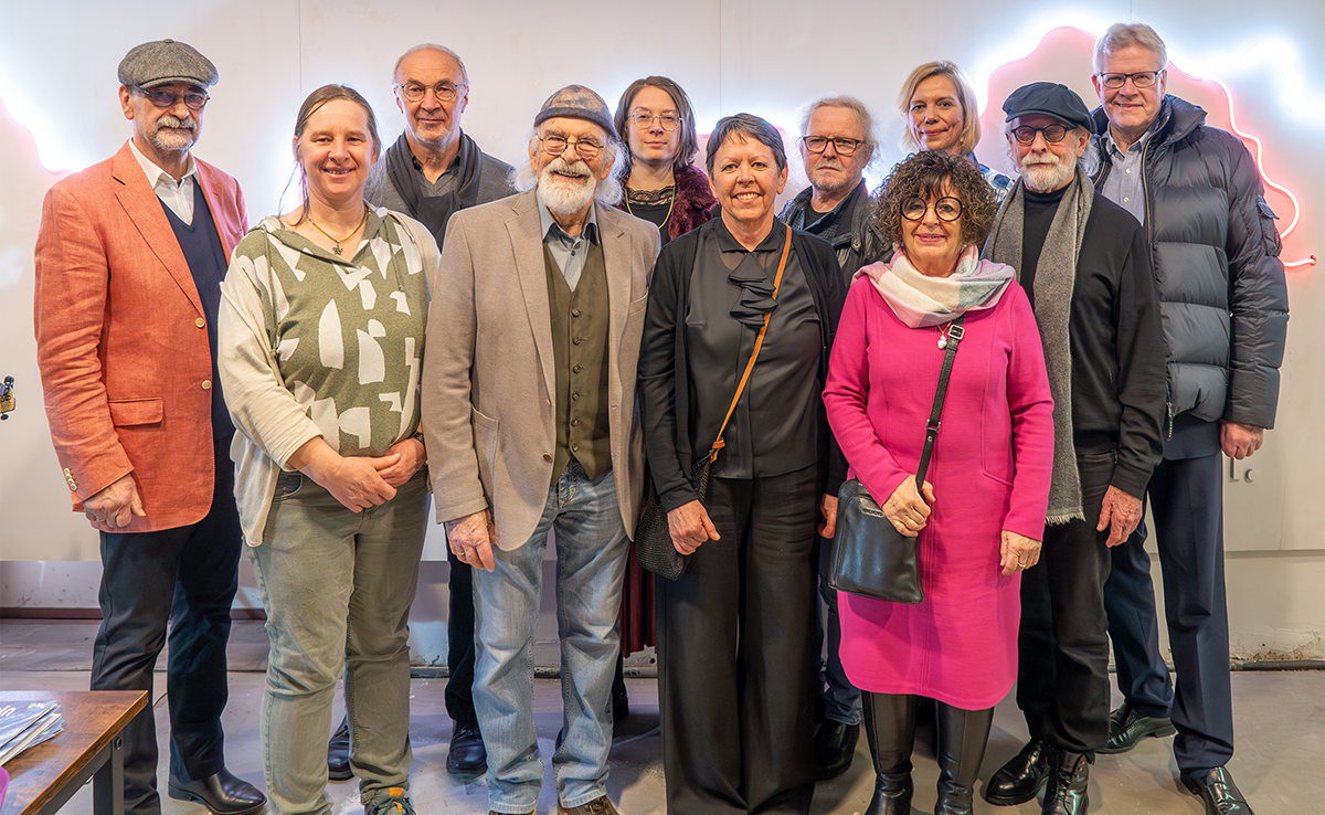 Organisatoren mit beteiligten Kunstschaffenden (von links): Egon A. Stumpf (Galerist), Dr. Anne Schmitt (Flussparadies Franken), Herbert Holzheimer, Helmut Droll, Lisa Wölfel, Gabi Weinkauf, Werner Tögel, Eleonoren Schmidts-Stumpf (Galeristin), Eva Rundholz (Regionalmanagement Bayreuth), Jochen Vollmond, Oberbürgermeister Thomas Ebersberger. | Foto: Andreas Harbach