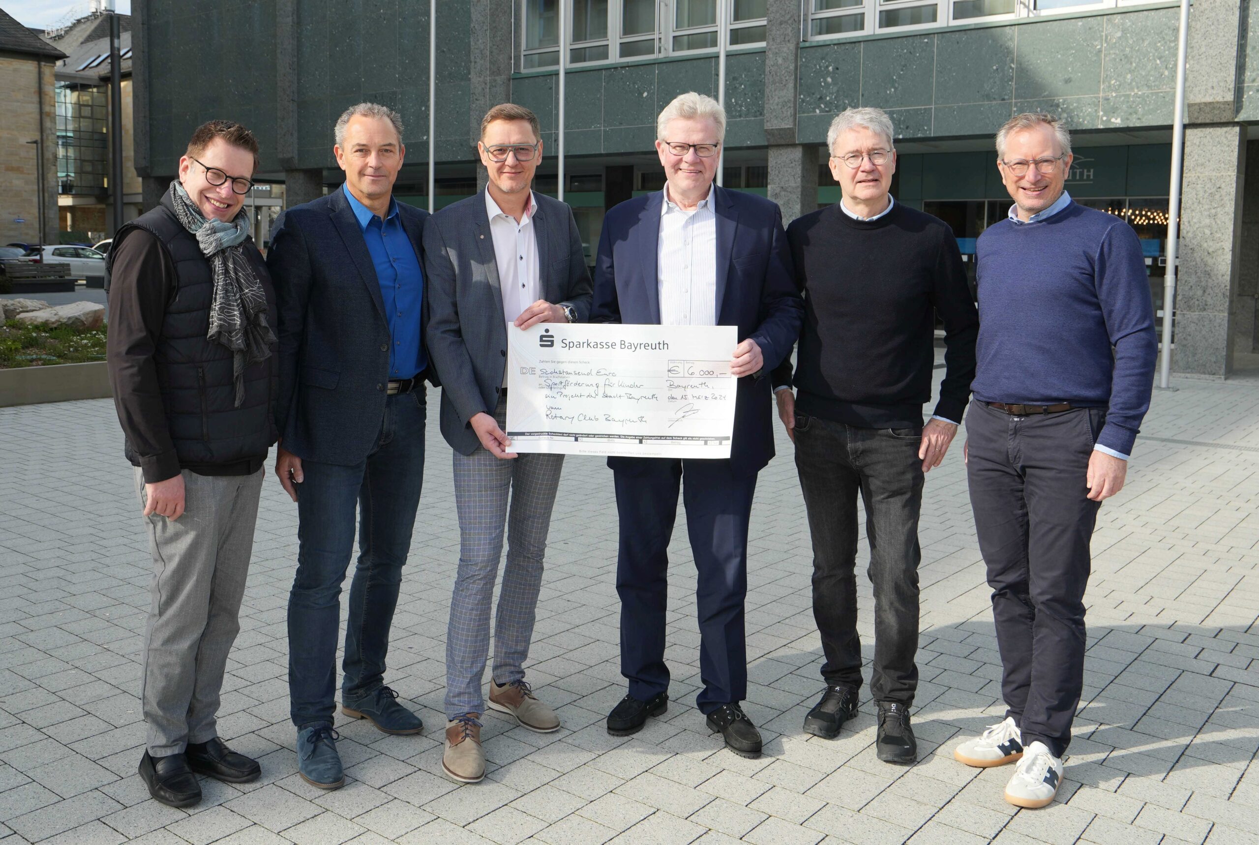 Der Rotary Club Bayreuth hat am Freitag 6.000 Euro an die Stadt Bayreuth gespendet. Das Geld wird für die Sportförderung verwendet. Darüber freuten sich: (v. li.) Axel Gottstein (Gemeindienst Rotary Club), Sportamtsleiter Christian Möckel, Dominik Zieher (Vorsitzender Rotary Hilfswerk), Oberbürgermeister Thomas Ebersberger, Professor Dr. Bernhard Herz (Präsident Rotary Club Bayreuth) und Jörg Lichtenegger (Beauftragter für Öffentlichkeitsarbeit Rotary Club).
