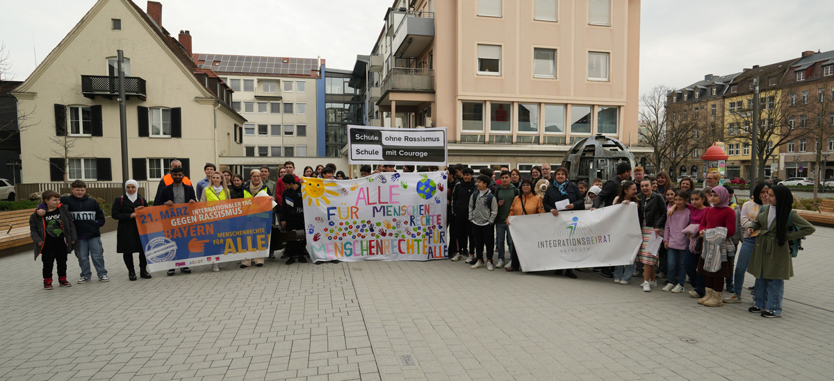 Eine Schülergruppe demonstriert auf einem Platz und hält Plakate in der Hand.