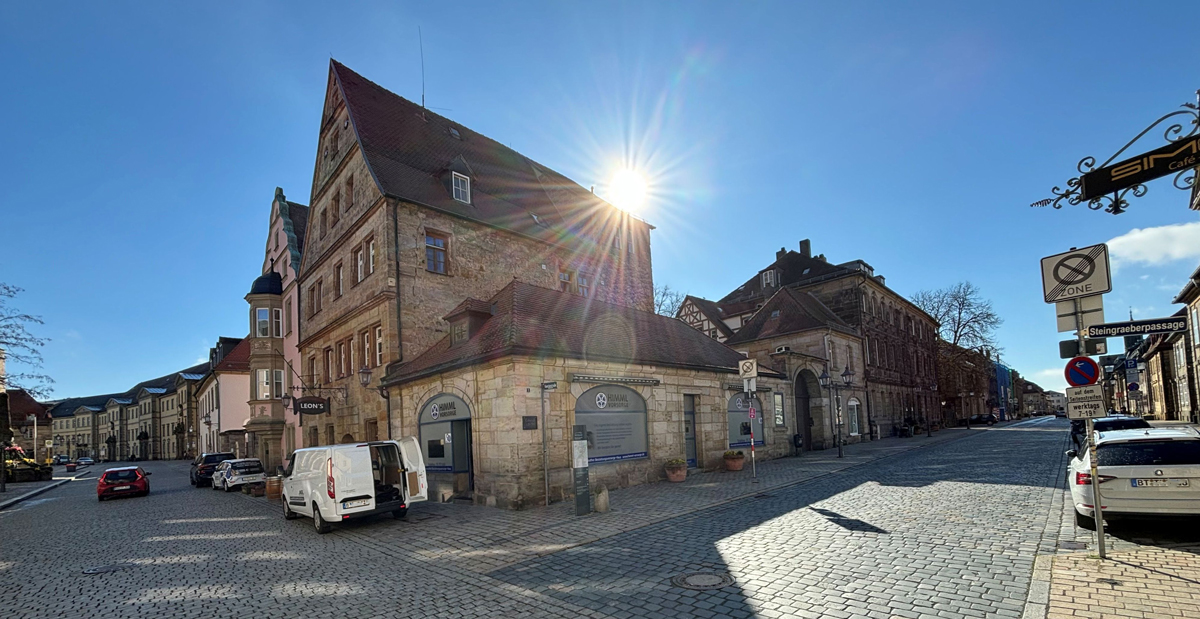 Häuser der Bayreuther Altstadt in der Morgensonne