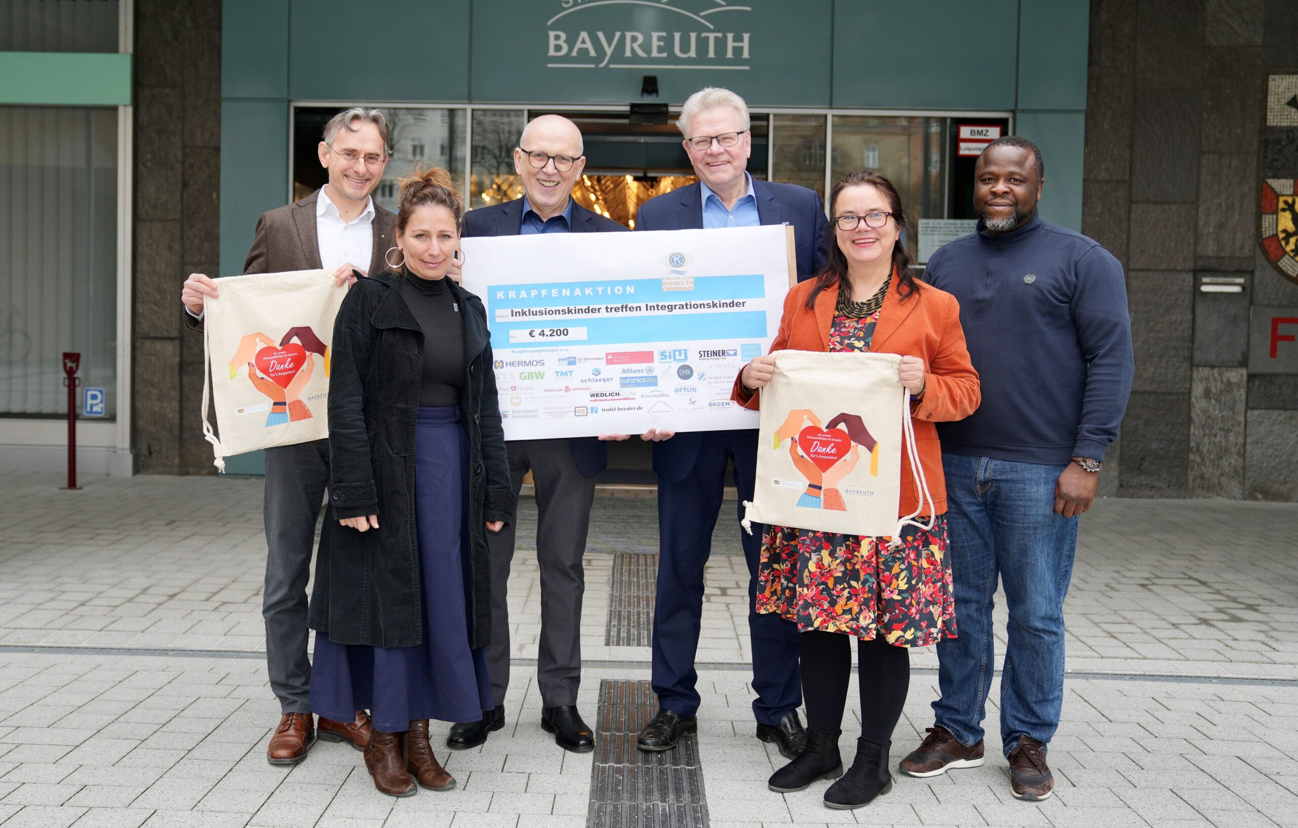 Sie freuten sich über die 4200 Euro-Spende des Kiwanis Club Bayreuth-Obermain für das Projekt „Inklusionskinder treffen Integrationskinder“: (v. li.) Vizepräsident Markus Keil, Sevtap Okyay, Ehrenamtsbeauftragte des Landesbunds für Vogel- und Naturschutz, Kiwanis Club-Präsident Klaus-Peter Peters, Oberbürgermeister Thomas Ebersberger, Behindertenbeauftragte Bettina Wurzel und Integrationsbeauftragter Ibukun Koussemou.